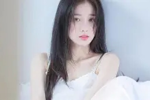 两人在洪天明婚礼上一见钟情。恋情曝光后贾晓晨被骂小三她没退缩樊少皇也公开承诺会对前女友两个孩子负责