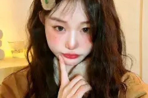 算是救赎文。女主是小镇出来的姑娘被网暴回到家乡遇到男主。此时她是外地来旅游的漂亮有钱女人他是活一天算一天破旧酒吧小老板。第一次见面女主见色起意以为男主是🦆但其实他是只想逃离妈妈掌控的